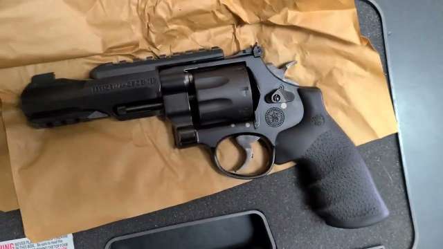 SMITH & WESSON 327 (TRR8) FIRST LOOK! (TACTICAL SPACE REVOLVER)